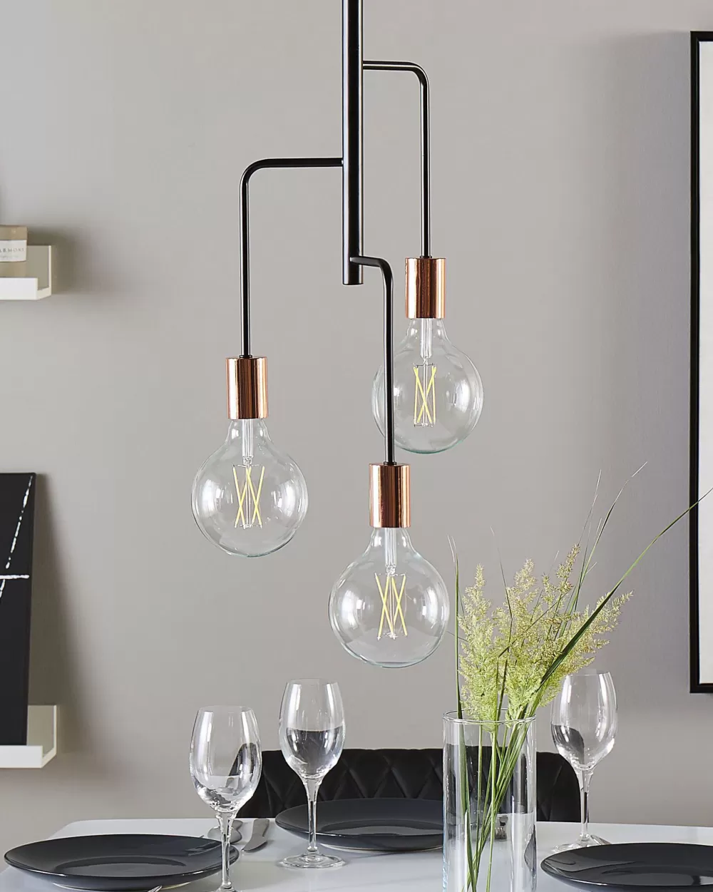 Lampada a sospensione Beliani - Tre luci moderne in metallo opaco nero, design Bogna