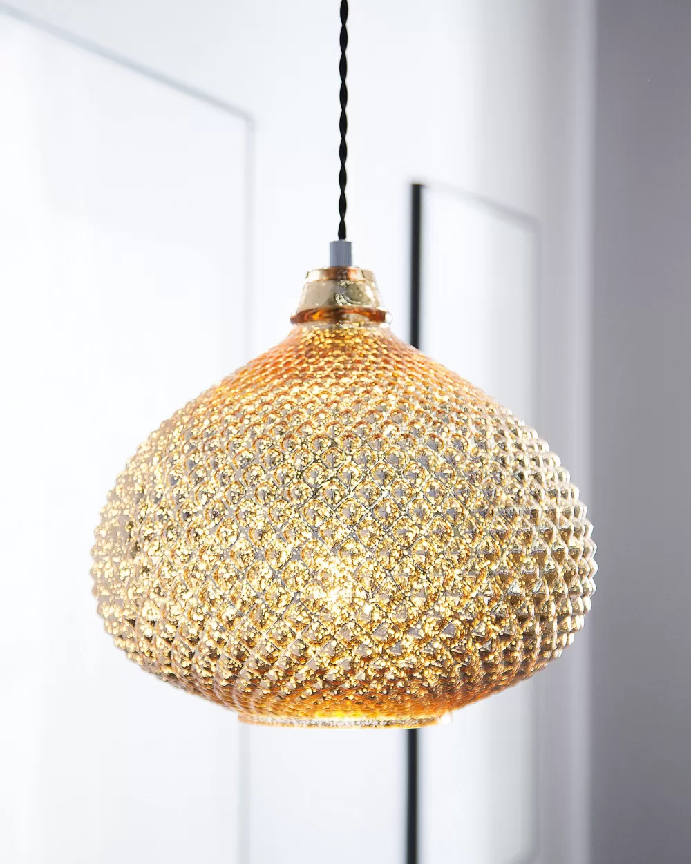 Lampada a Sospensione Beliani in Vetro Dorato - Design Moderno con Rifiniture Madon per Arredamento Elegante