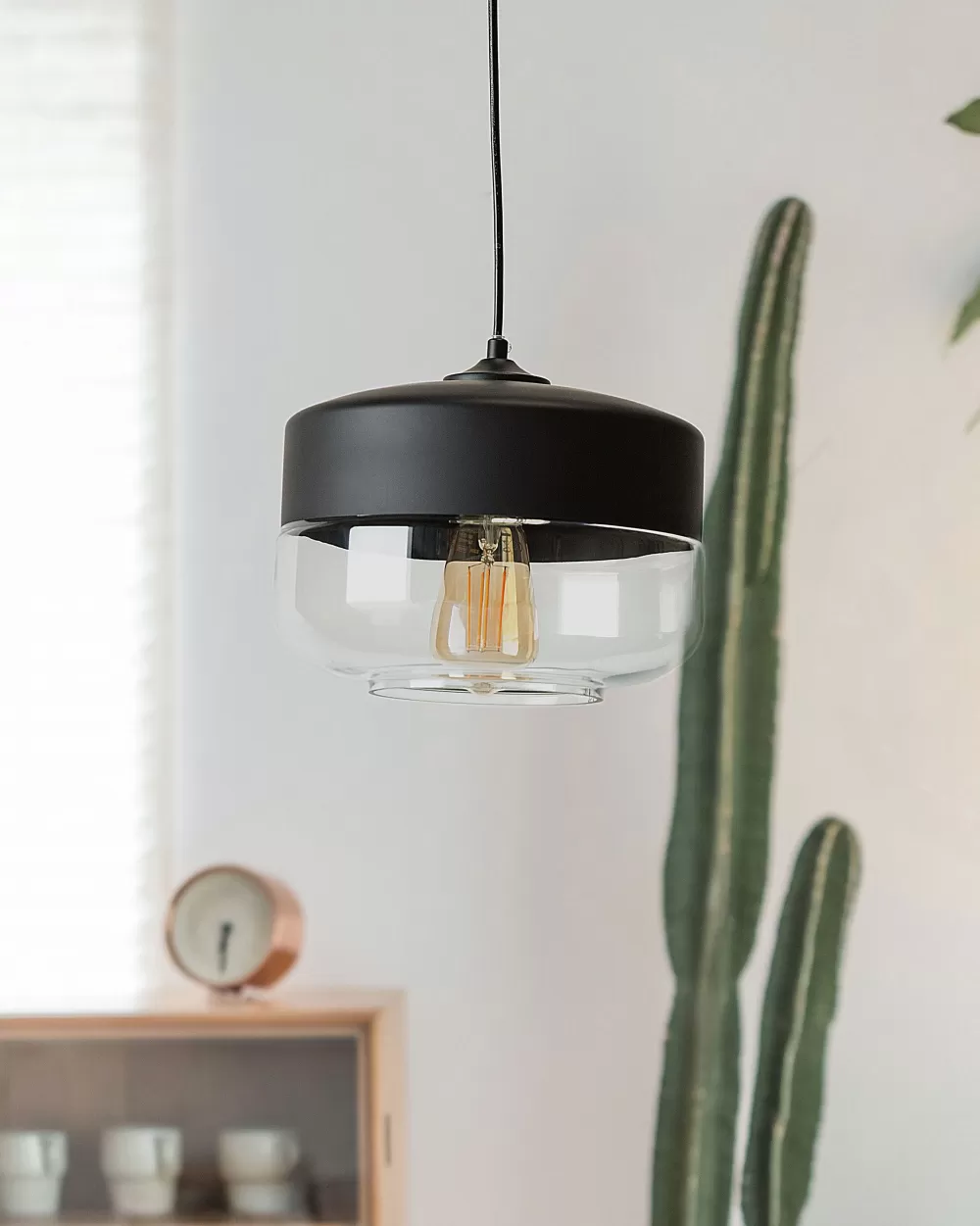 Lampadario Beliani a Sospensione in Vetro Opaco Nero - Design Minimalista Murray per Interni Moderni