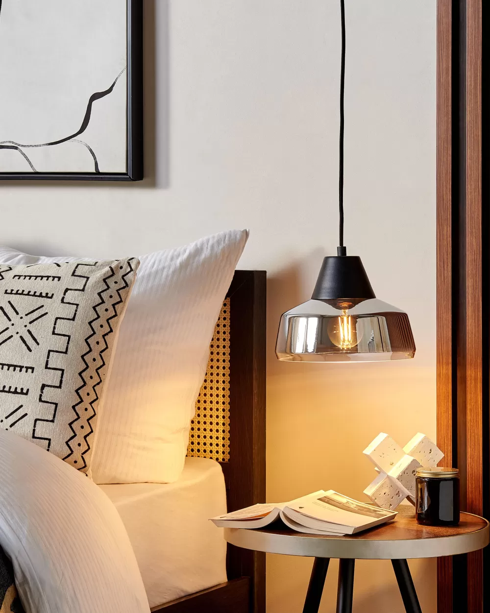 Lampadario Beliani Talparo Sospeso in Vetro con Finiture Bicolore - Nero Lucido e Argento Opaco per Interni Moderni