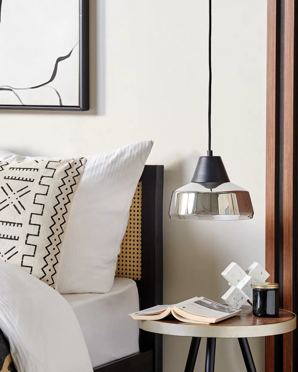 Lampadario Beliani Talparo Sospeso in Vetro con Finiture Bicolore - Nero Lucido e Argento Opaco per Interni Moderni
