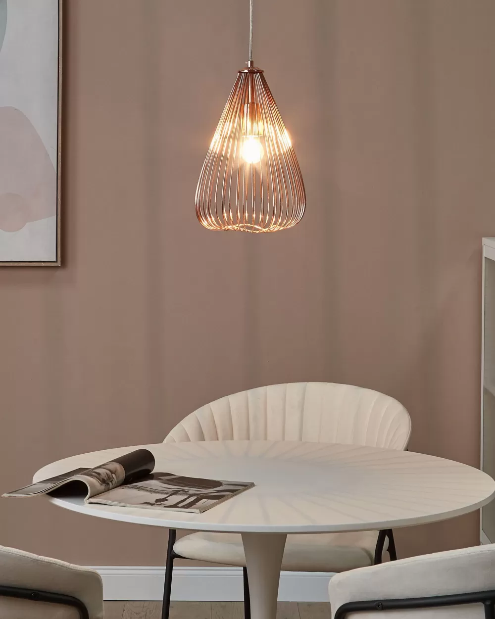 Lampadario sospeso Beliani in metallo ramato a conca - Design elegante per interni moderni