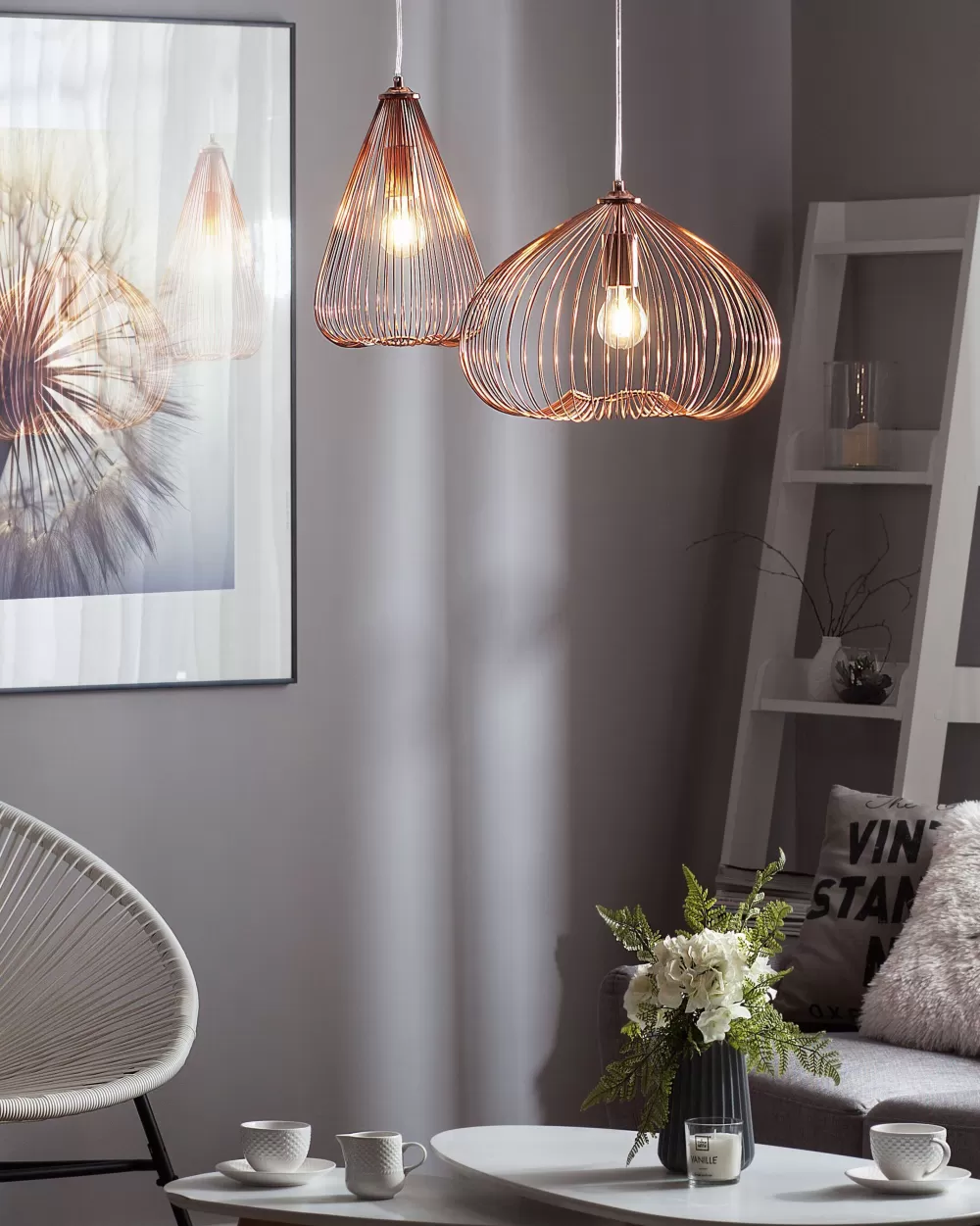 Lampadario sospeso Beliani in metallo ramato a conca - Design elegante per interni moderni