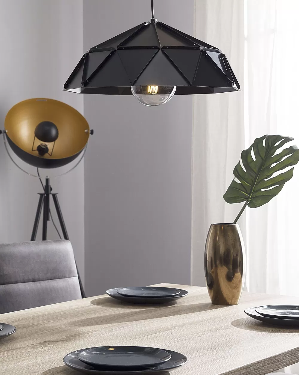 Beliani Senia - Lampada a Sospensione Moderna in Metallo Verniciato Nero Opaco con Design Elegante per Illuminazione d'Atmosfera Contemporanea