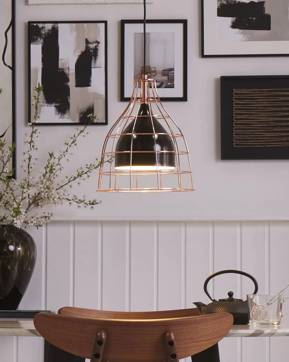 Lampada a Sospensione Moderna in Metallo Nero con Dettagli Rame - Design Elegante Beliani Tresa in Offerta