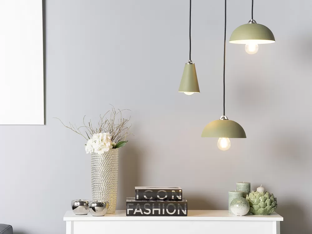 Lampada a Sospensione Beliani in Metallo Verde Foresta - Modello Esera con Design Industriale Moderno per Soggiorno