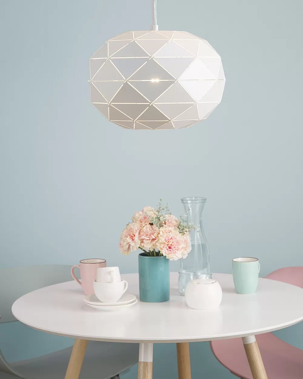 Beliani Lampada a Sospensione Design Moderno - Struttura in Metallo Bianco Opaco, Illuminazione Elegante per Interni
