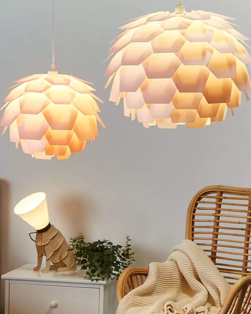 Lampada a sospensione Beliani per cameretta - Design moderno in plastica rosa chiaro, formato extra per ambienti bambini