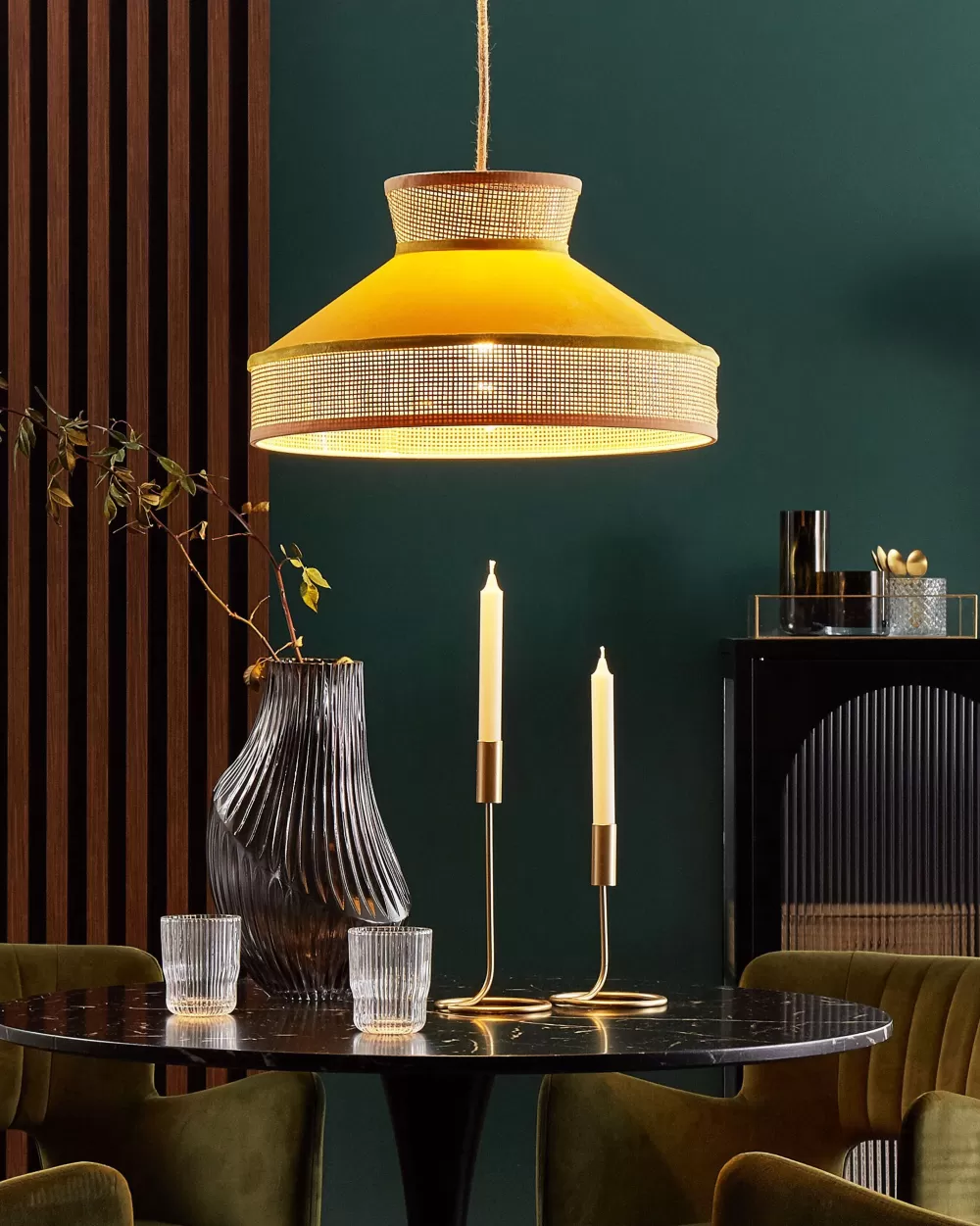 Lampada sospesa Beliani Rottinki - Doppia finitura giallo senape e naturale con dettagli in corda - Modello Batali