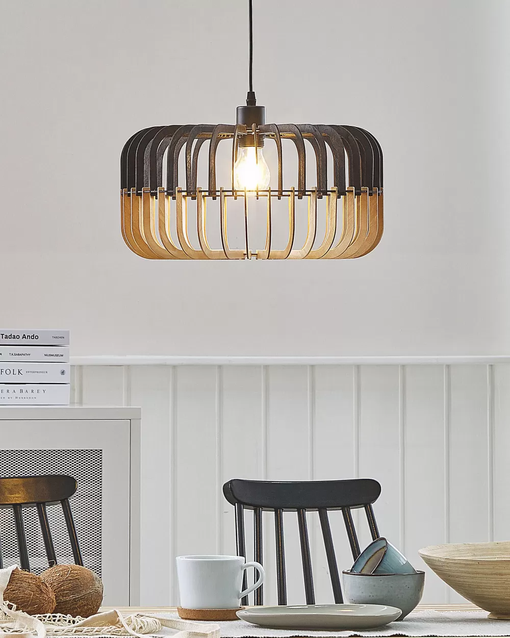 Beliani - Lampadario Elegante in Legno Chiaro con Design Moderno e Finitura Nera per Arredamento Contemporaneo