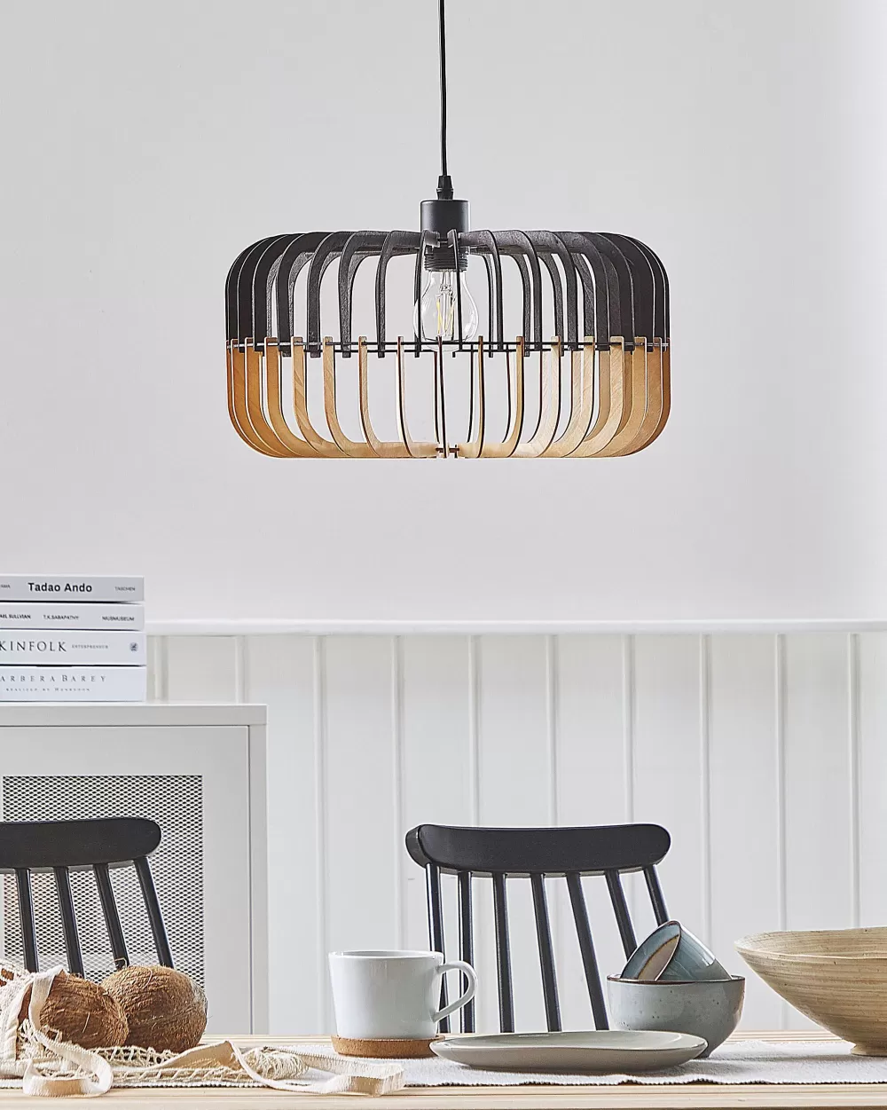 Beliani - Lampadario Elegante in Legno Chiaro con Design Moderno e Finitura Nera per Arredamento Contemporaneo