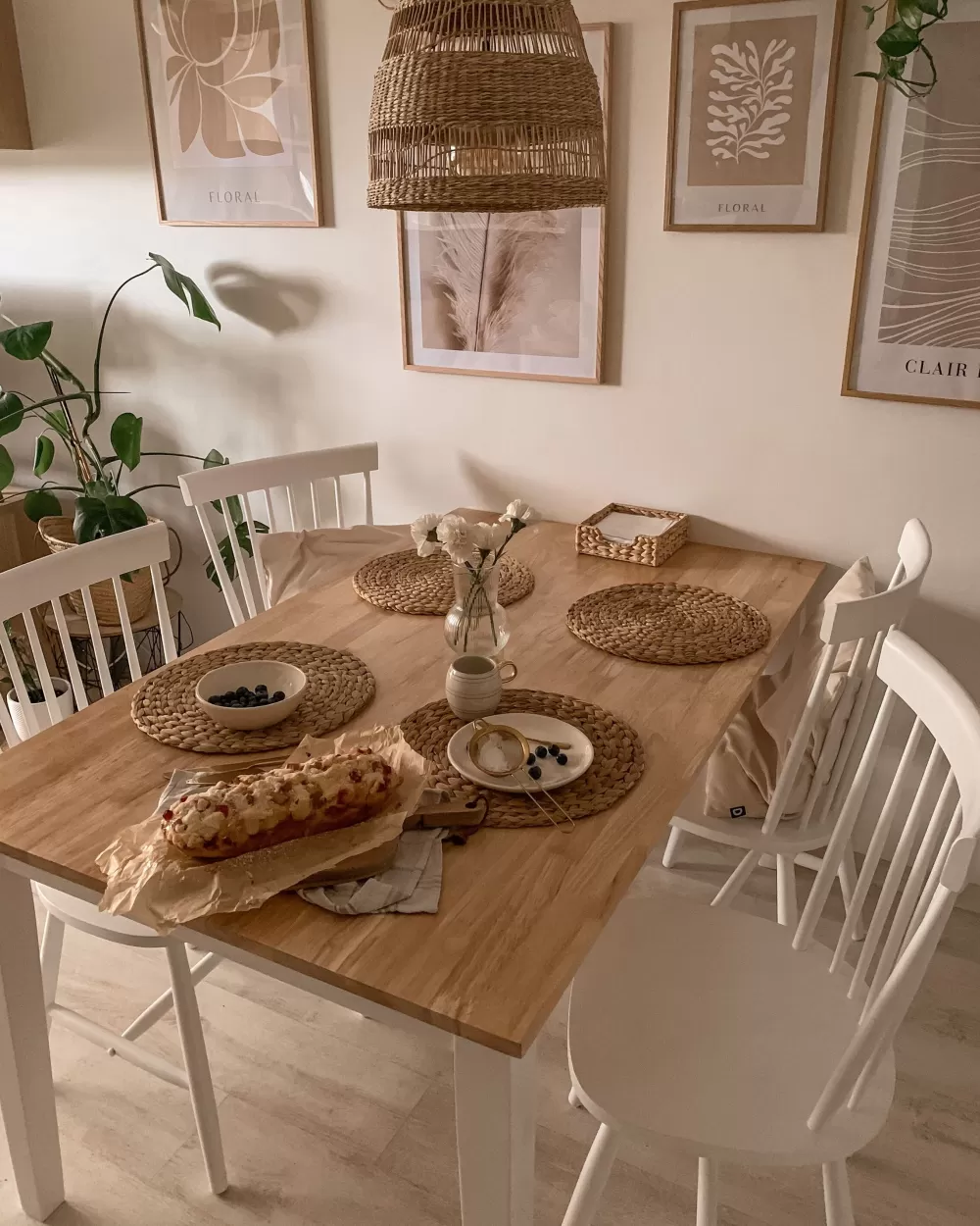 Beliani Tavolo da Pranzo in Legno Gomma Naturale, Design Scandinavo Bianco e Chiaro - Dimensioni 114x68 cm Collezione Georgia