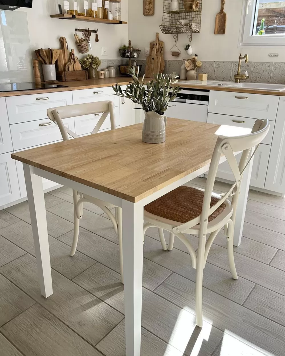 Beliani Tavolo da Pranzo in Legno Gomma Naturale, Design Scandinavo Bianco e Chiaro - Dimensioni 114x68 cm Collezione Georgia