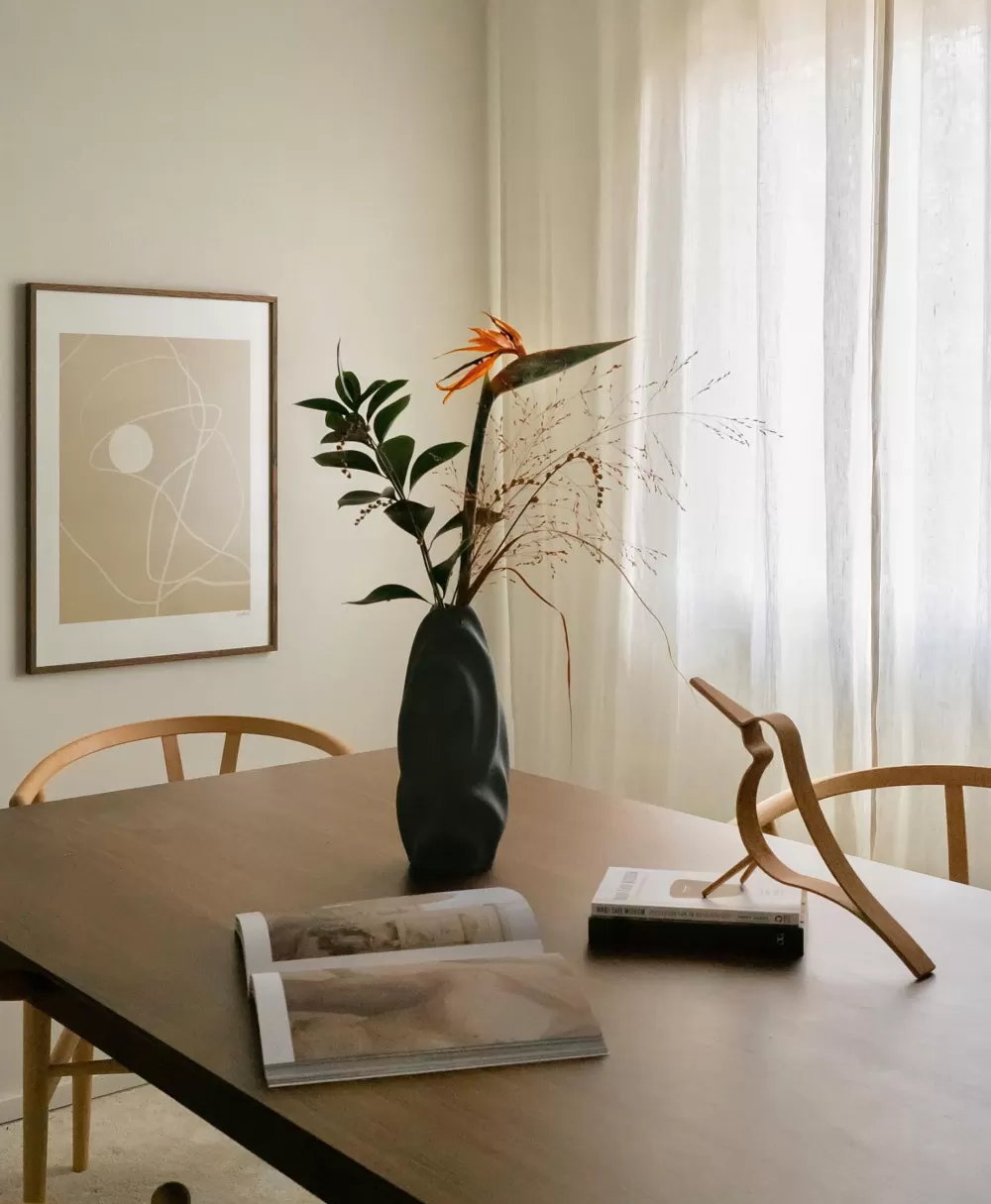 Beliani Tavolo da Pranzo Lottie in Legno Scuro, Dimensioni 160x90 cm, Design Moderno e Funzionale
