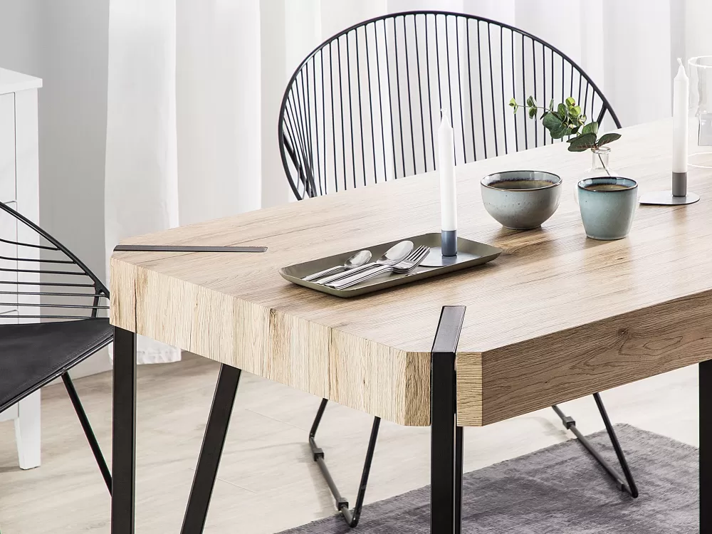 BELIANI - Tavolo da Pranzo Elegante in Legno Chiaro e Nero, Dimensioni 130x80 cm, Design Moderno Cambell