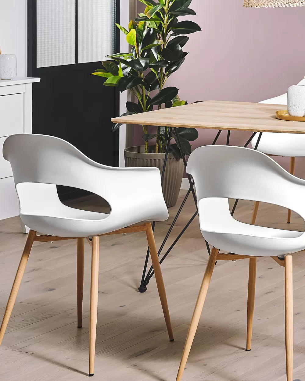 Beliani Tavolo da Pranzo Moderno in Legno Chiaro e Nero, Dimensioni 140x80 cm - Design Scandinavo Kenton