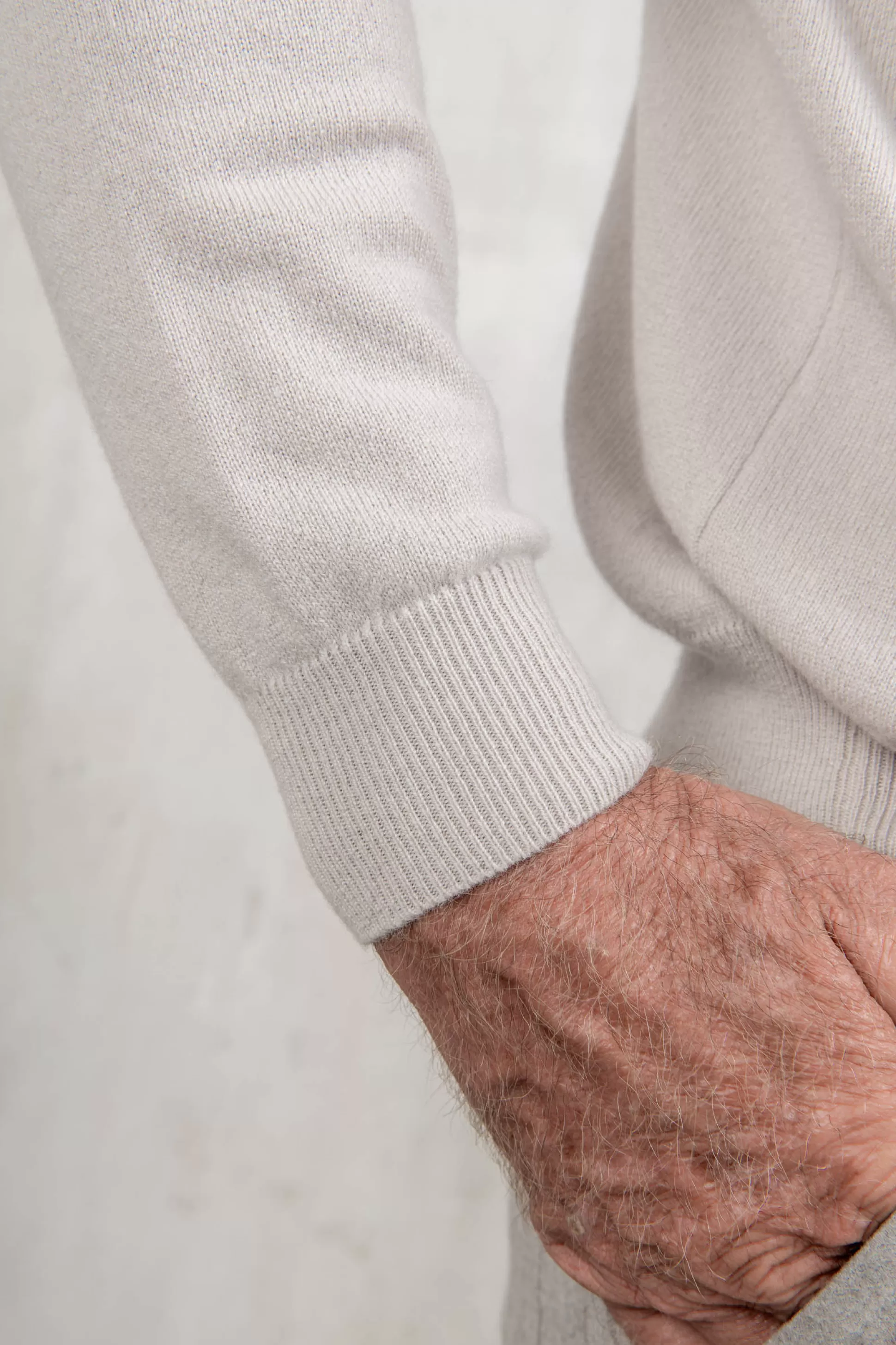 Pini Parma: Maglia in Puro Cashmere Sabbia con Collo Alto - Prodotto Artigianalmente in Italia | Offerta Limitata