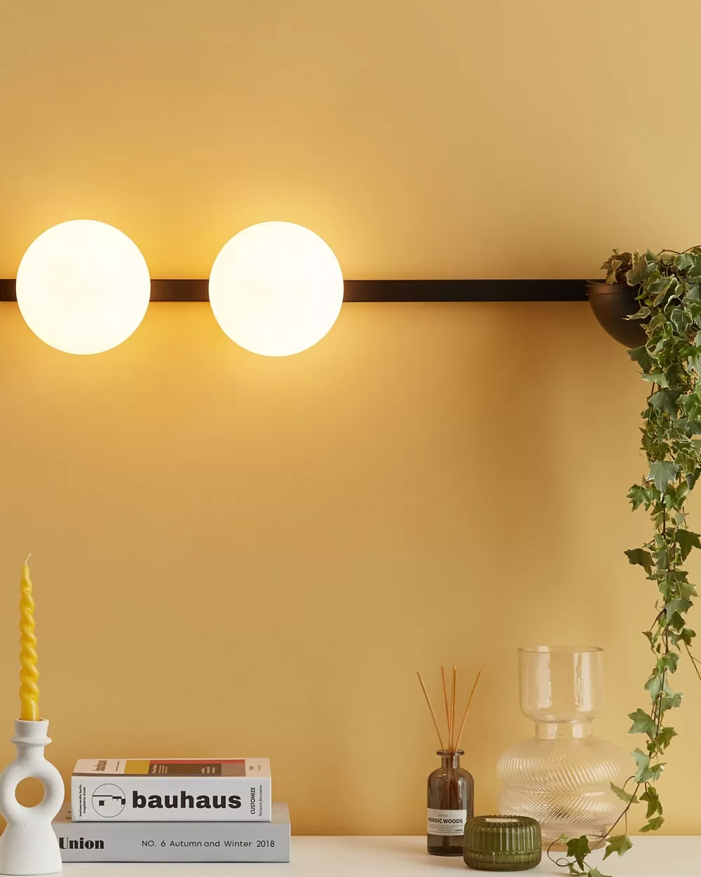 Lampada a parete Beliani con doppia illuminazione - Design moderno in ferro verniciato nero, dettaglio vaso decorativo modello Isabella