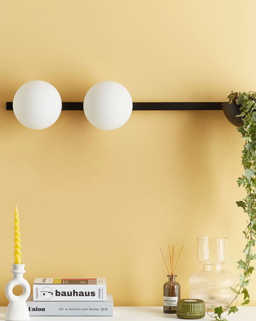 Lampada a parete Beliani con doppia illuminazione - Design moderno in ferro verniciato nero, dettaglio vaso decorativo modello Isabella