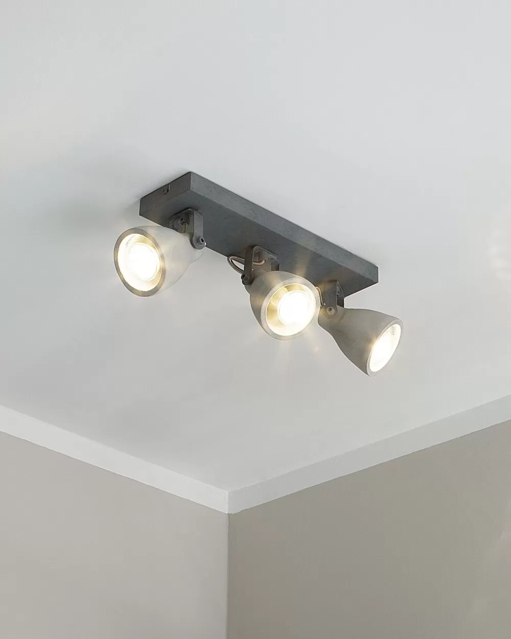 Lampada a Sospensione Moderna con 3 Luci in Cemento Grigio Chiaro - Design Essenziale Mistago by Beliani