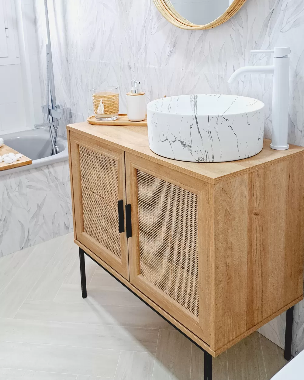 Beliani Mobiletto Senkki con 2 Ante e 4 Ripiani, Design Moderno in Legno Chiaro - Linea Pasco per Organizzazione Funzionale