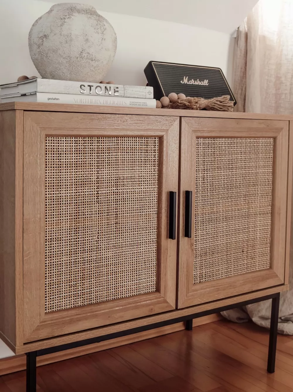 Beliani Mobiletto Senkki con 2 Ante e 4 Ripiani, Design Moderno in Legno Chiaro - Linea Pasco per Organizzazione Funzionale