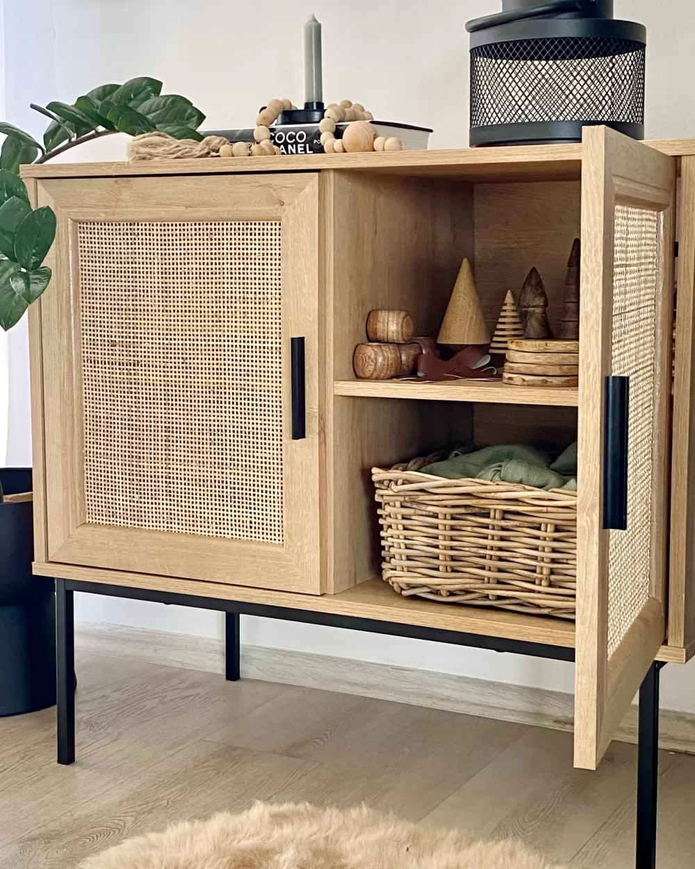 Beliani Mobiletto Senkki con 2 Ante e 4 Ripiani, Design Moderno in Legno Chiaro - Linea Pasco per Organizzazione Funzionale
