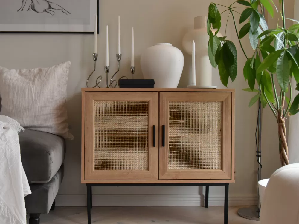 Beliani Mobiletto Senkki con 2 Ante e 4 Ripiani, Design Moderno in Legno Chiaro - Linea Pasco per Organizzazione Funzionale