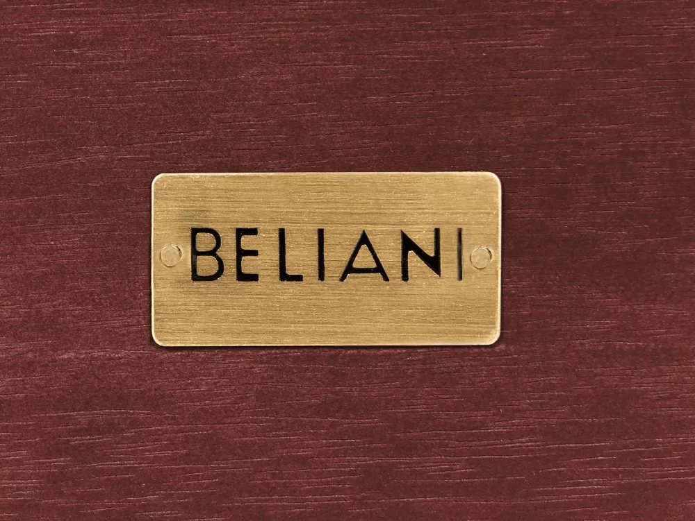 Beliani Timor II - Tavolino Elegante in Legno di Acacia, Tonalità Marrone Mogano, Design Moderno e Conveniente per il Soggiorno