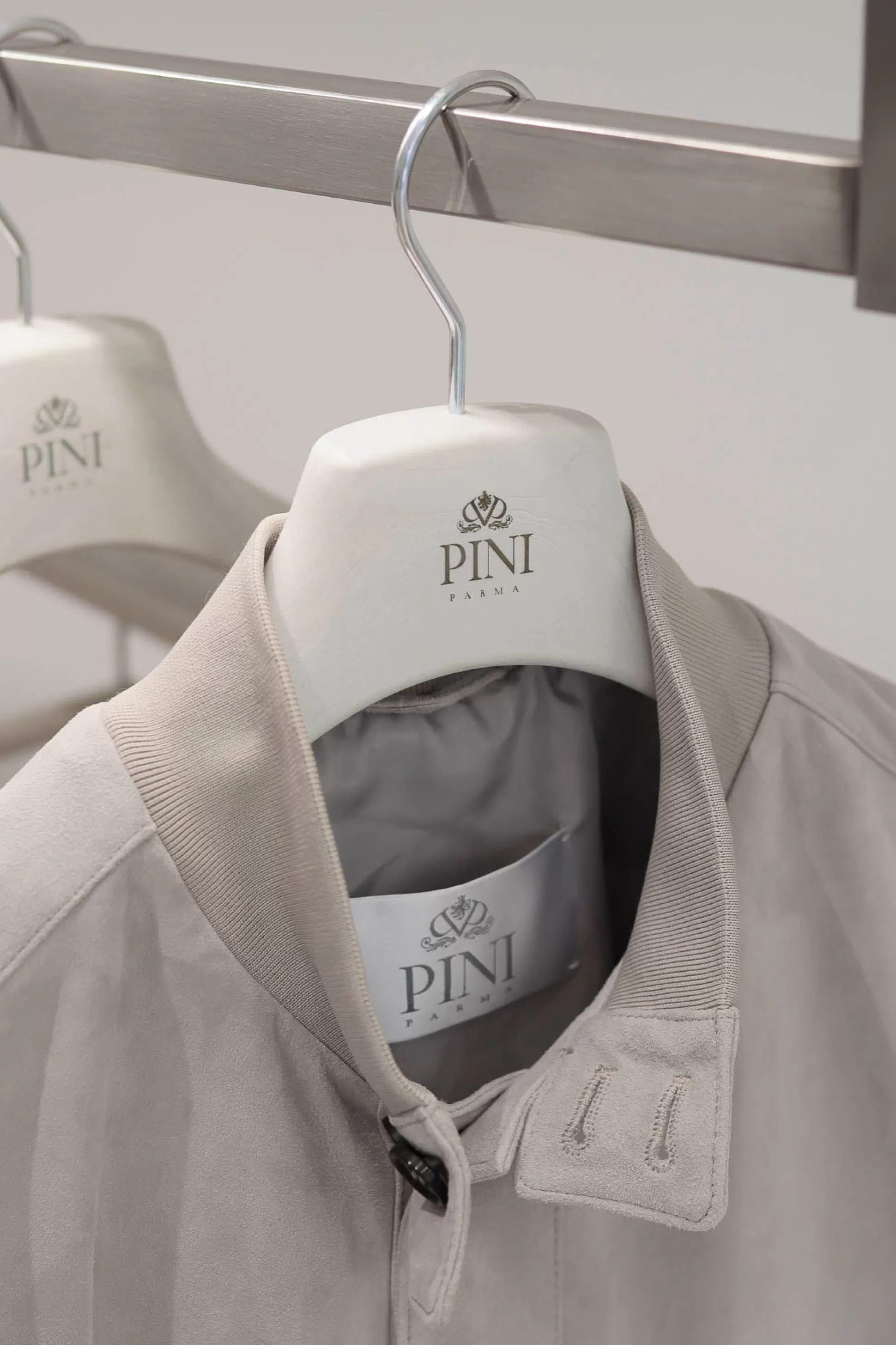 Pini Parma - Appendiabiti per Abiti Elegante, Design Premium con Supporto per Cravatte Integrato