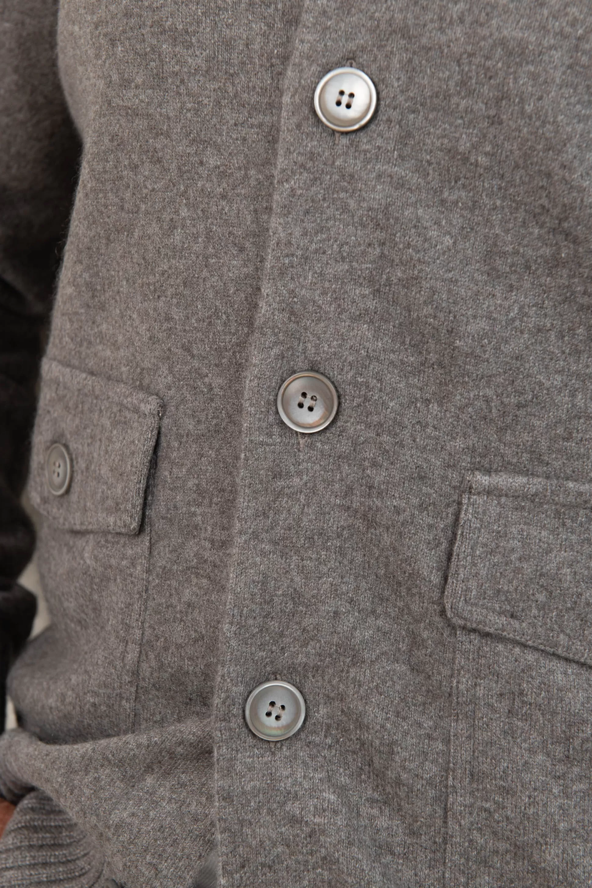 Giubbotto bomber in puro cashmere lavorato a maglia - Colore taupe - Prodotto artigianalmente in Italia | Pini Parma