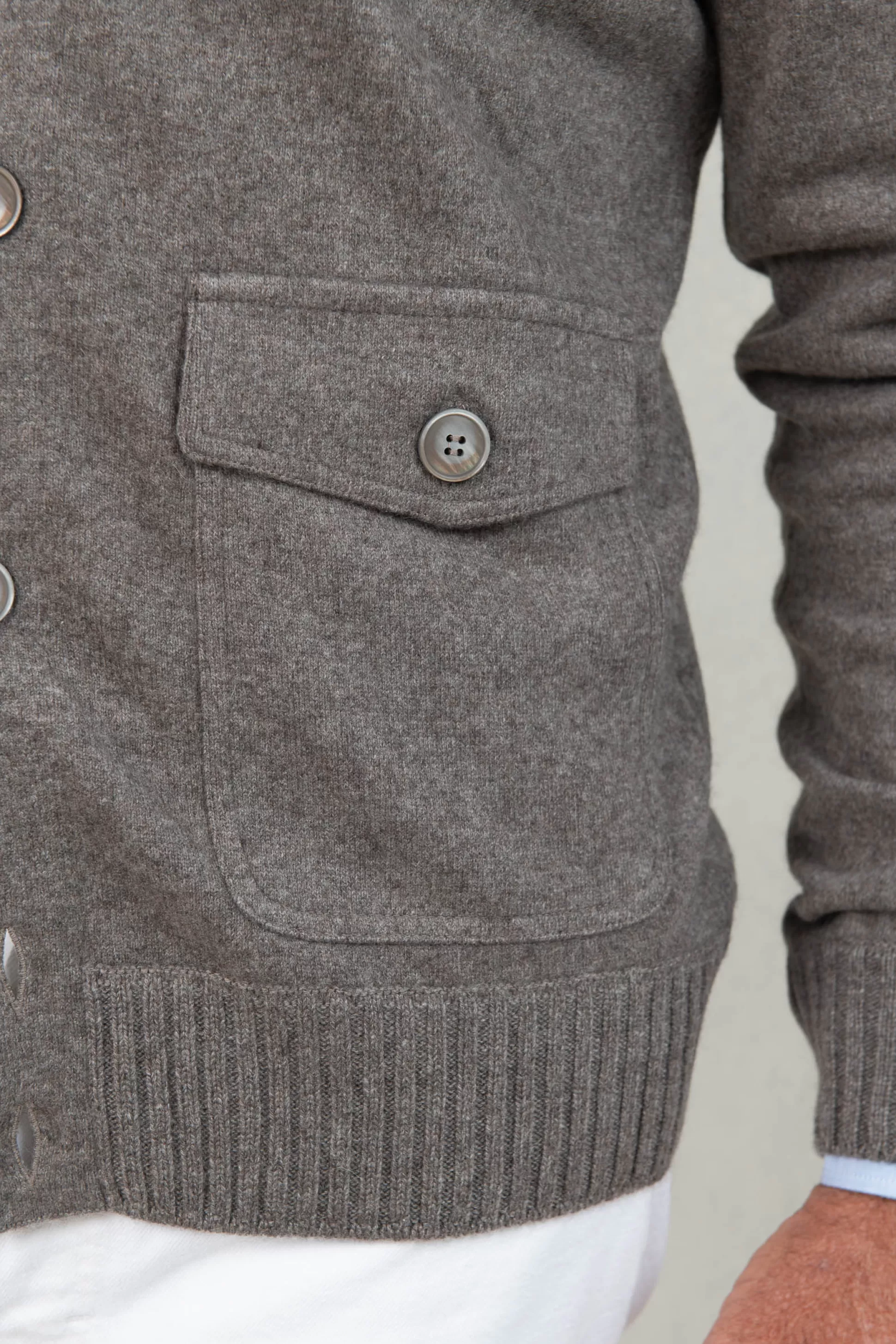 Giubbotto bomber in puro cashmere lavorato a maglia - Colore taupe - Prodotto artigianalmente in Italia | Pini Parma