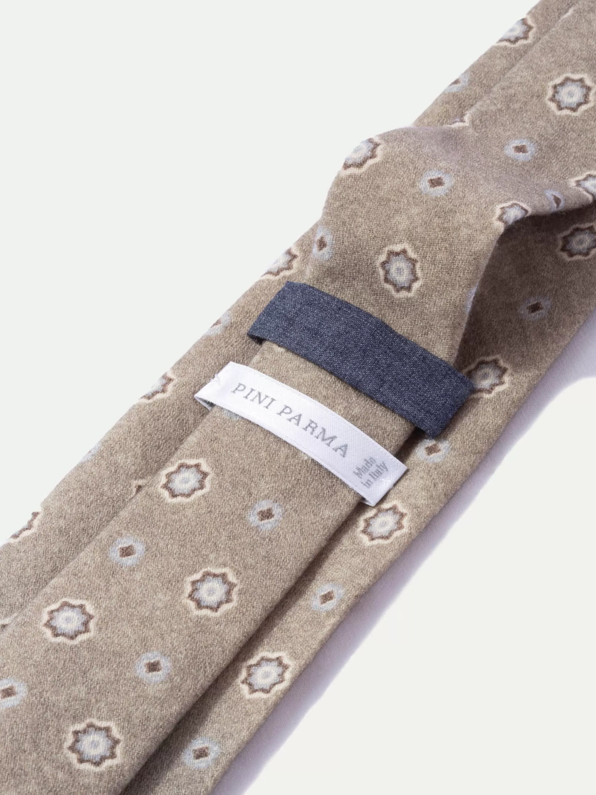 Cravatta Raffinata in Seta Taupe - Artigianato Italiano di Pregio | Collezione Autunno Pini Parma