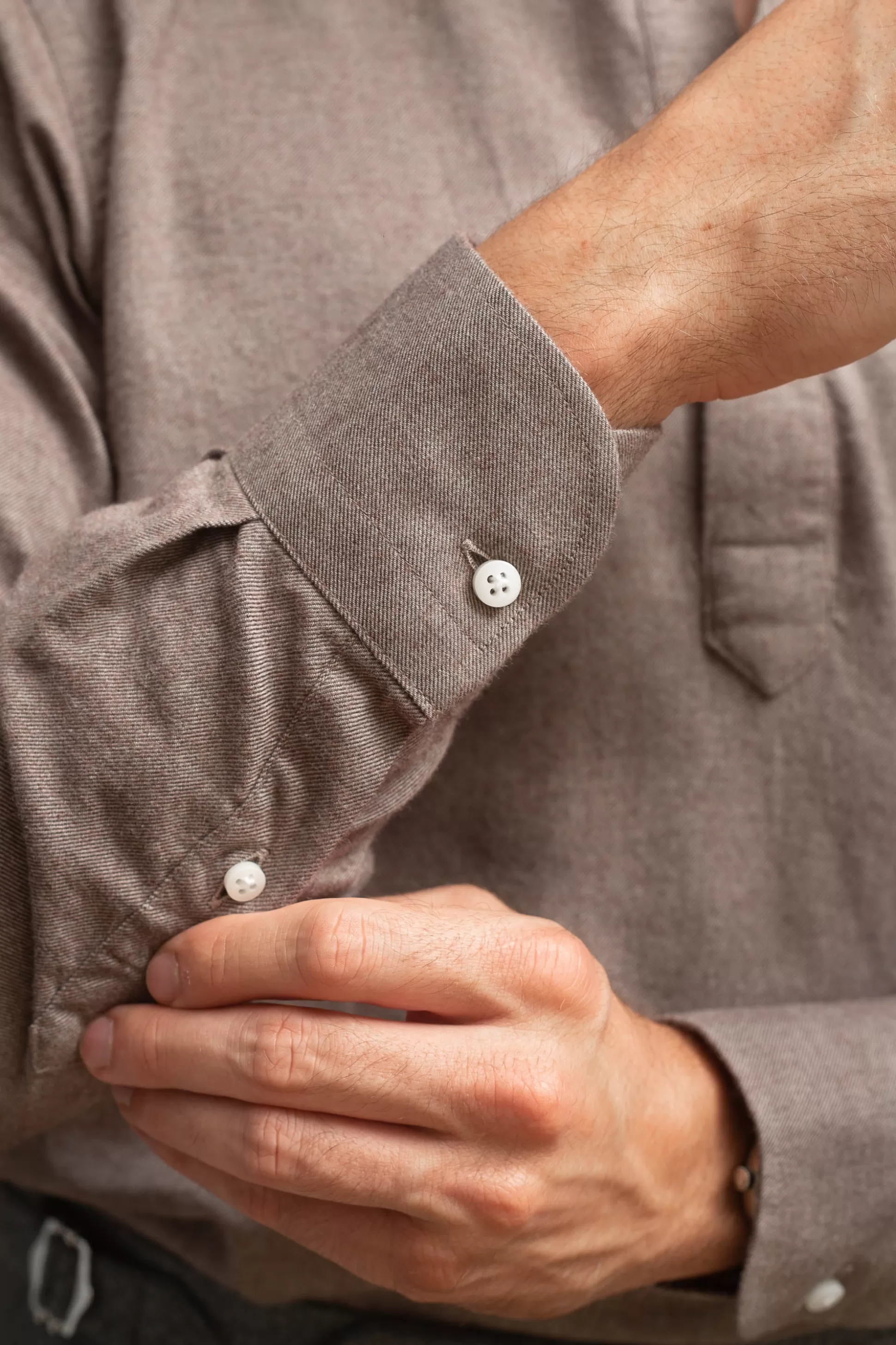 Camicia Popover in Flanella Color Taupe – Morbida al Tatto, Artigianale Italiana | Acquista su Pini Parma 

（：，，