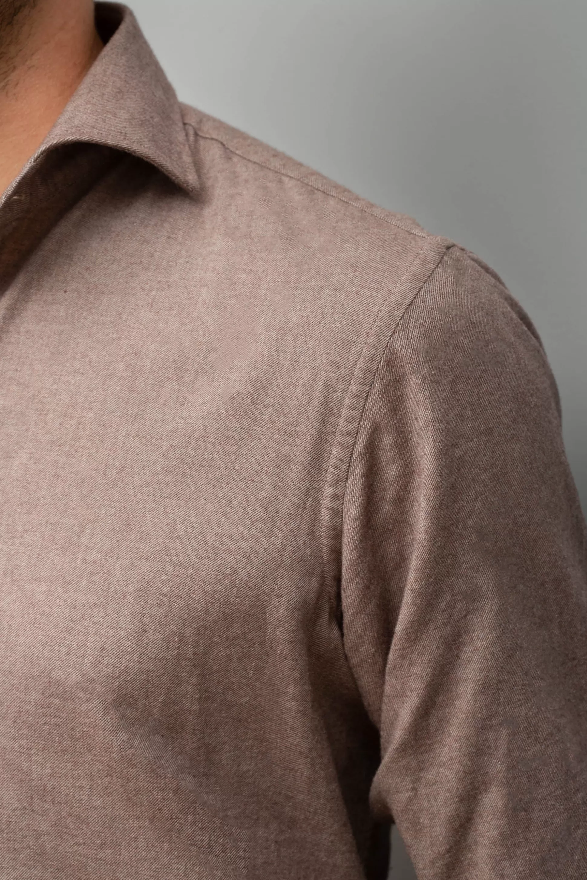 Camicia Popover in Flanella Color Taupe – Morbida al Tatto, Artigianale Italiana | Acquista su Pini Parma 

（：，，