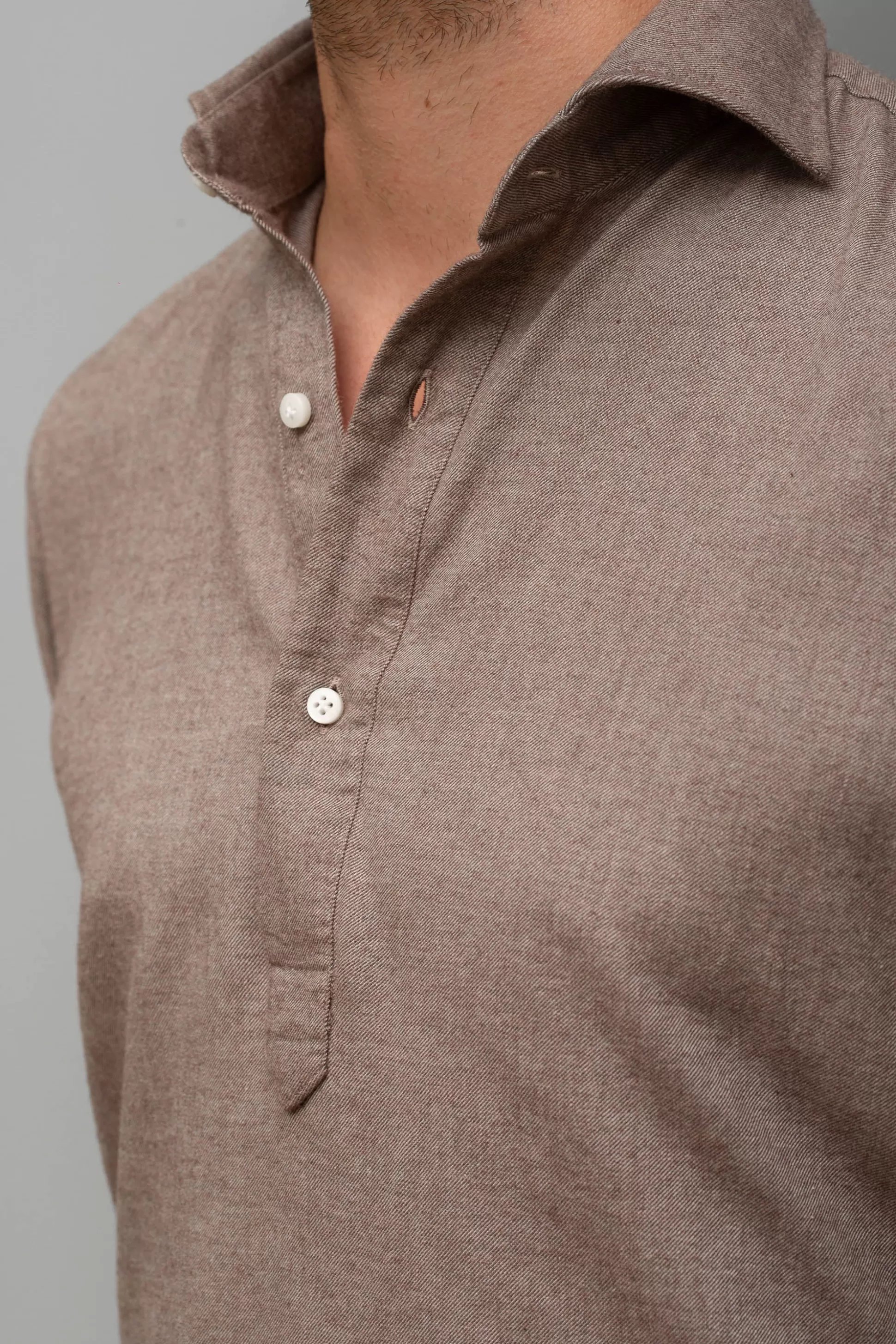 Camicia Popover in Flanella Color Taupe – Morbida al Tatto, Artigianale Italiana | Acquista su Pini Parma 

（：，，