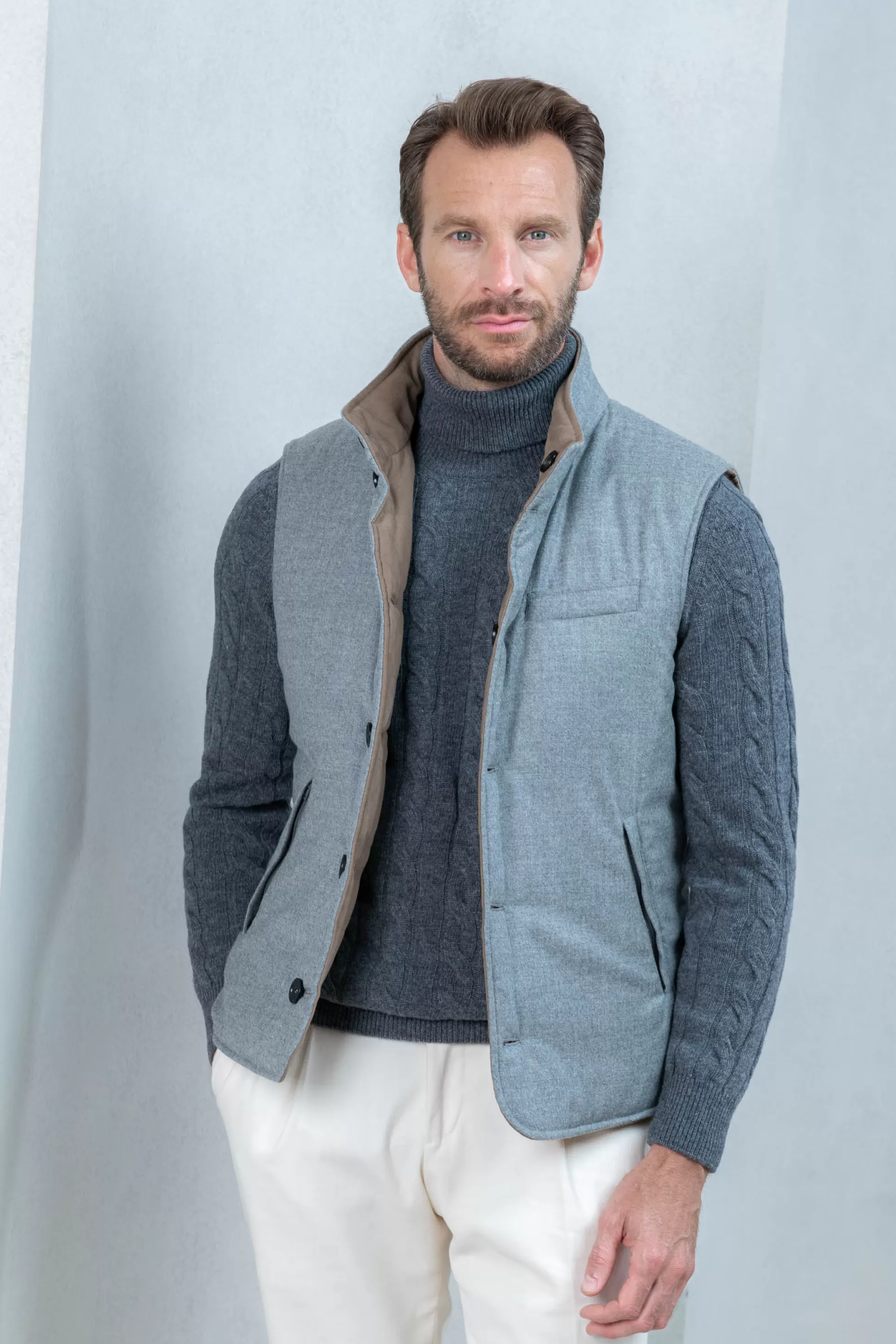 Giubbotto reversibile Pini Parma in lana Loro Piana - Tecnologia antipioggia integrata e doppia vestibilità. Prodotto artigianalmente in Italia, tonalità grigio taupe per un look versatile ed elegante.