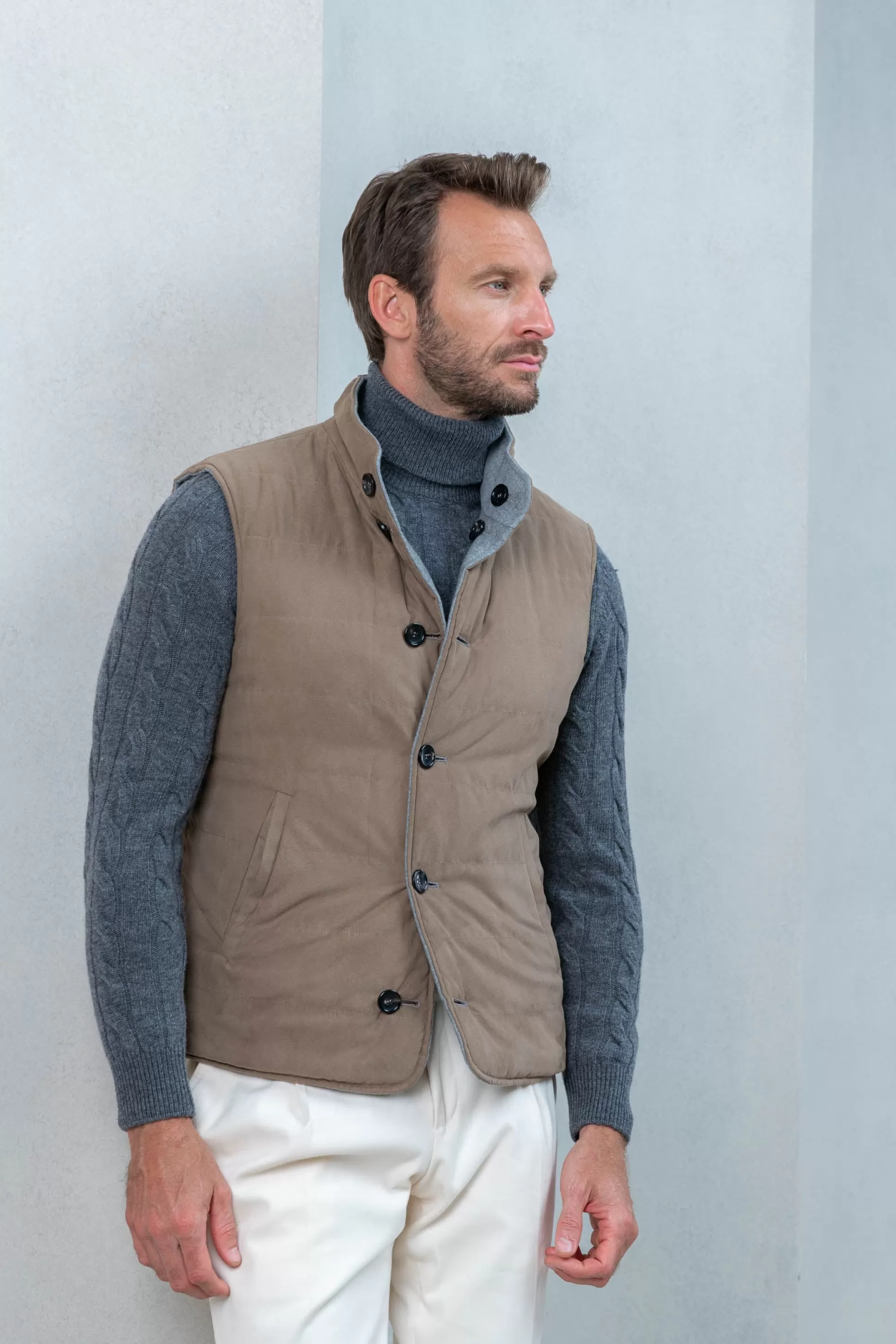 Giubbotto reversibile Pini Parma in lana Loro Piana - Tecnologia antipioggia integrata e doppia vestibilità. Prodotto artigianalmente in Italia, tonalità grigio taupe per un look versatile ed elegante.