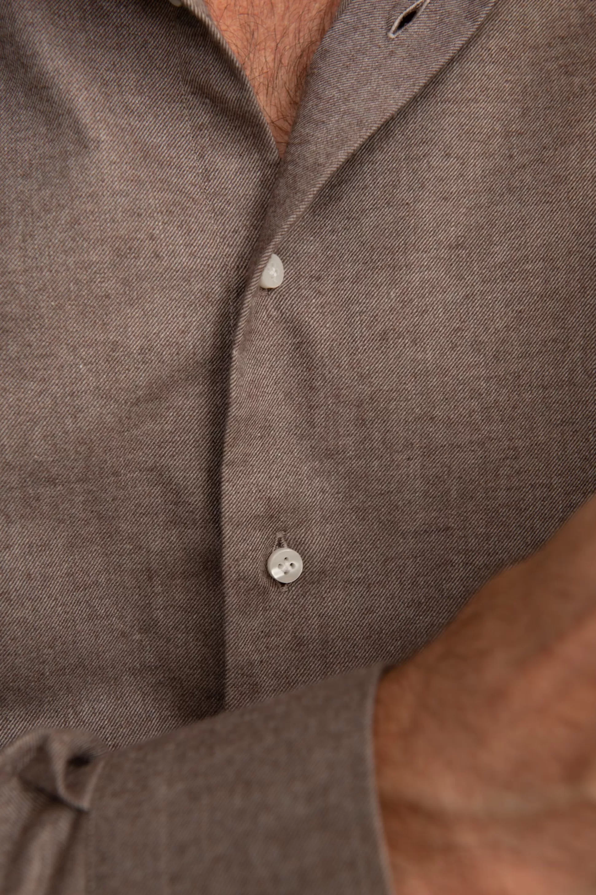 Camicia Casual in Flanella Morbida Taupe - Tessuto Artigianale Realizzato a Mano in Italia | Pini Parma Offerta Imperdibile

（：1.  2. 