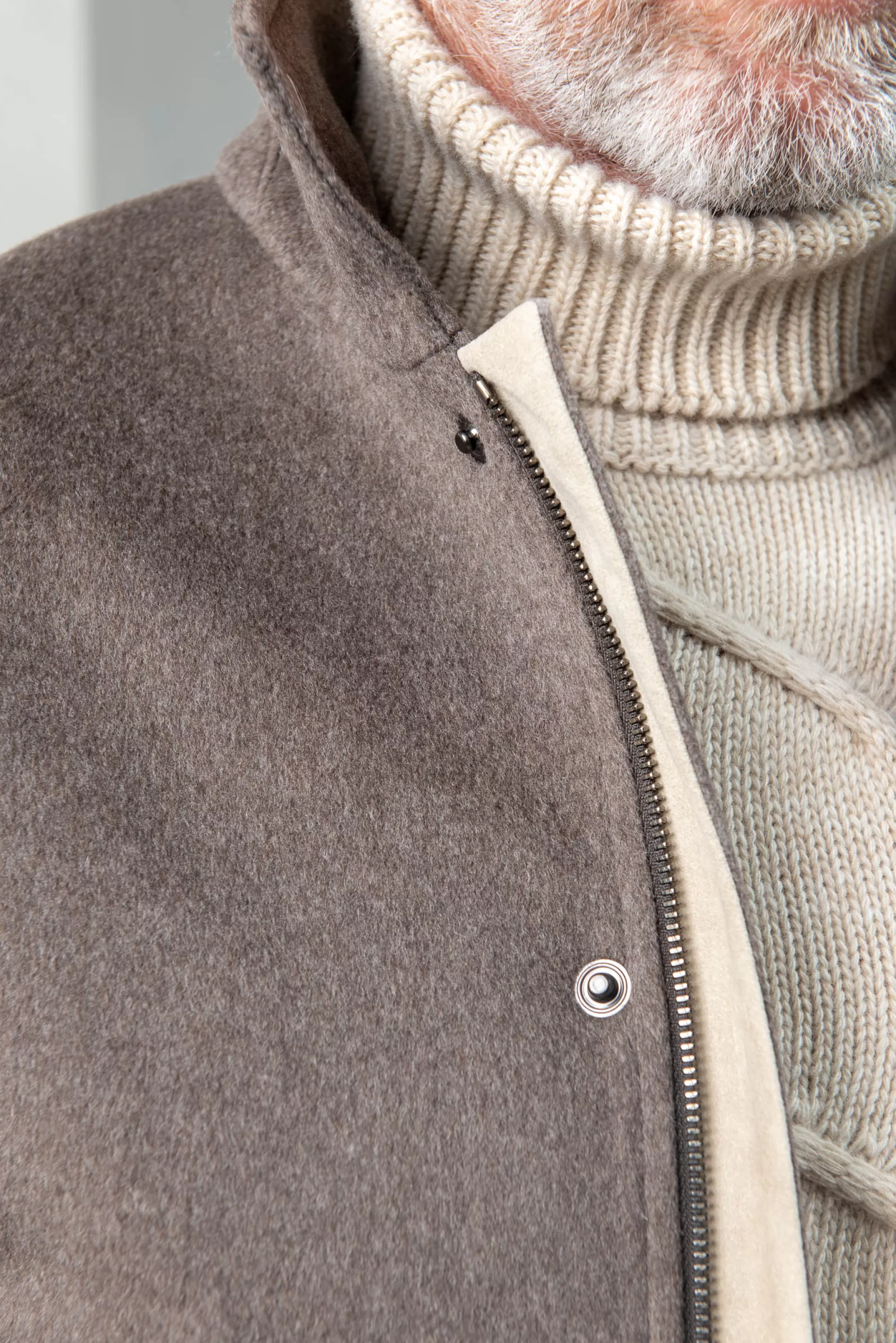 Giacca corta taupe con collare staccabile in morbida shearling - Artigianato italiano firmato Pini Parma