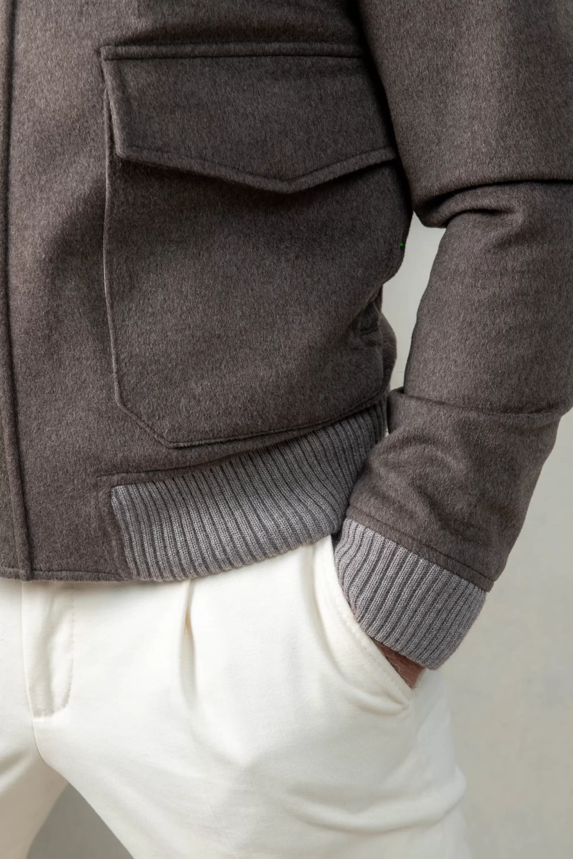 Giacca corta taupe con collare staccabile in morbida shearling - Artigianato italiano firmato Pini Parma