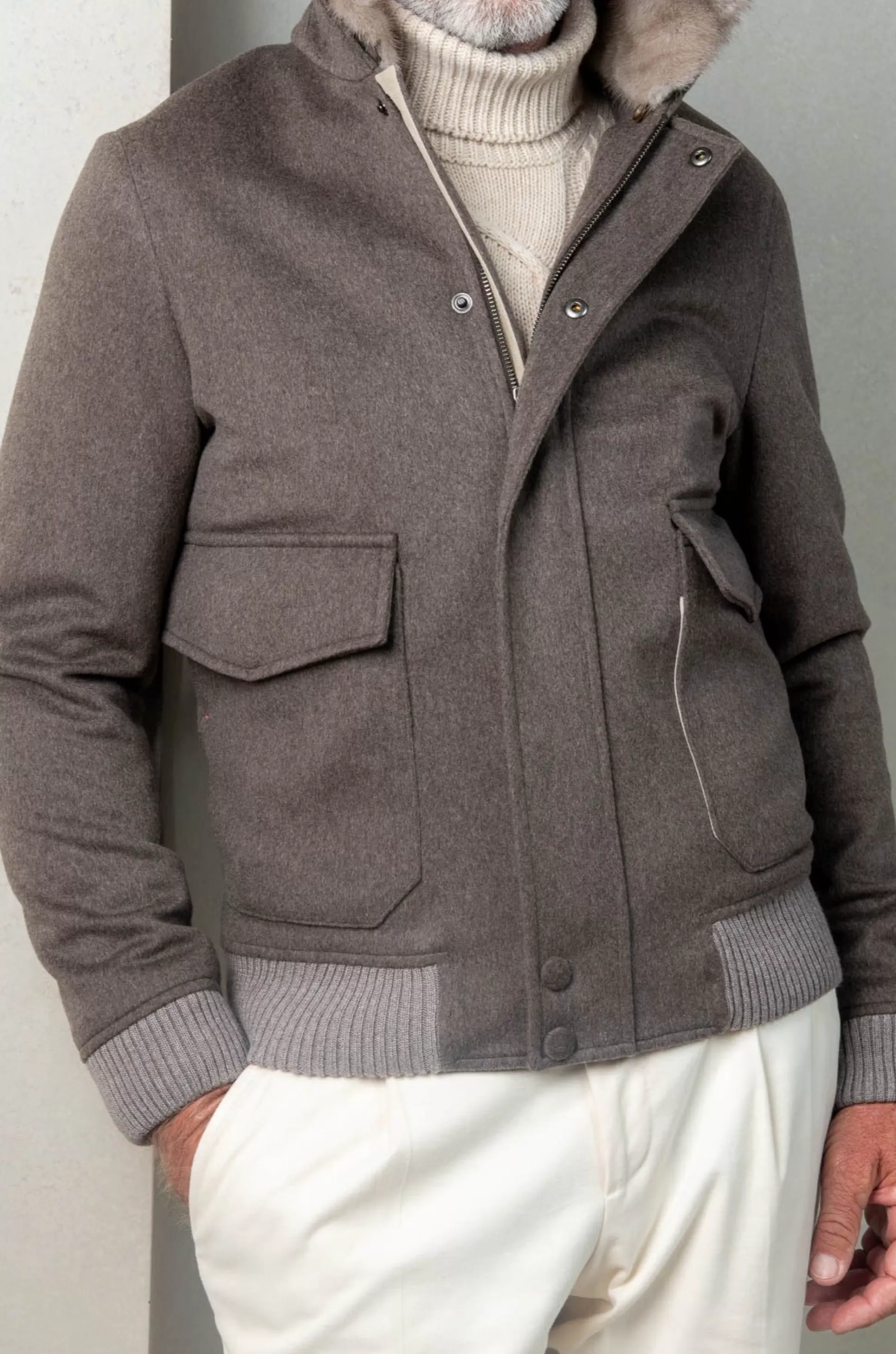 Giacca corta taupe con collare staccabile in morbida shearling - Artigianato italiano firmato Pini Parma