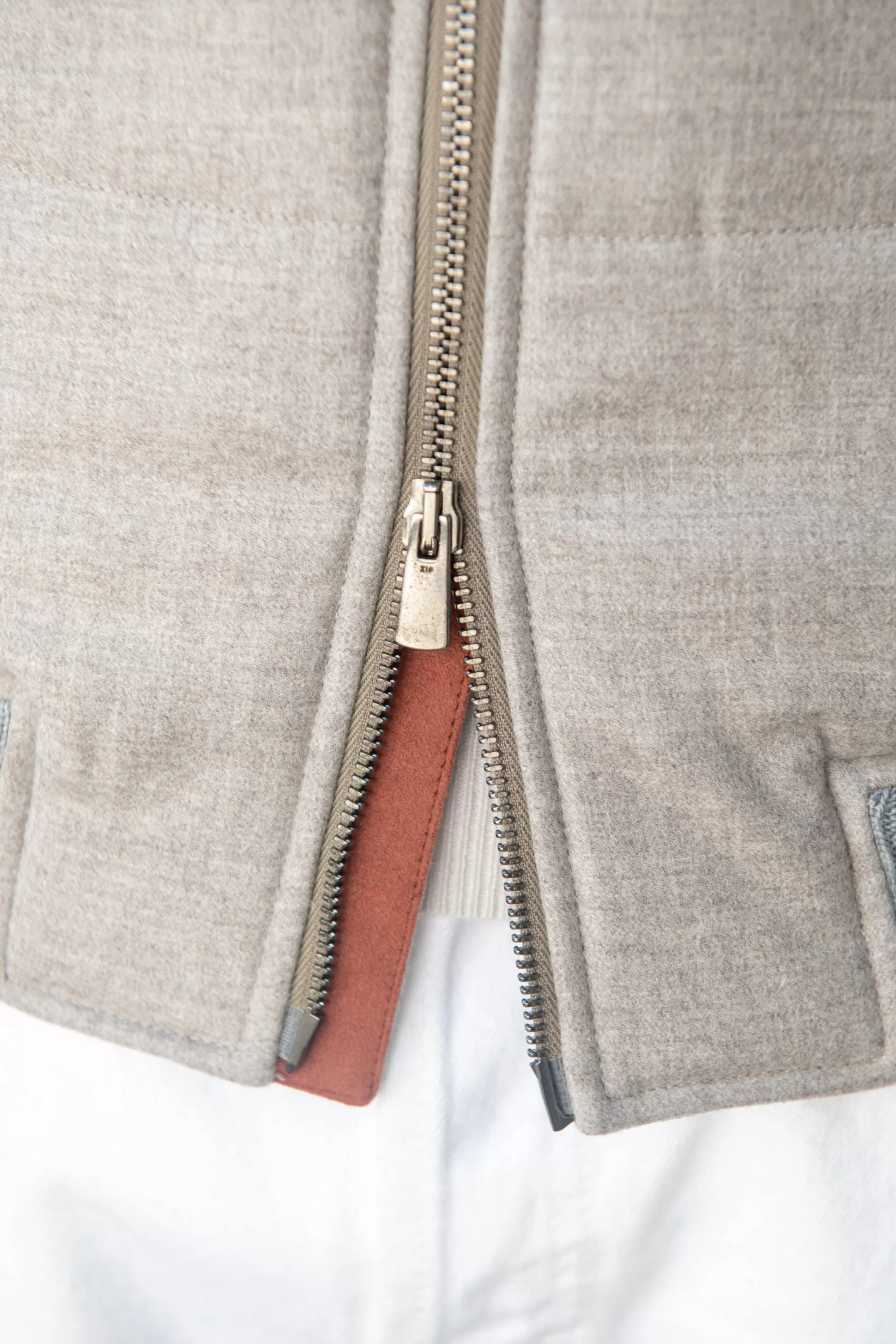 Giacca imbottita taupe in lana Loro Piana® con zip - Tecnologia antipioggia integrata - Fatto a mano in Italia | Outlet esclusivo Pini Parma