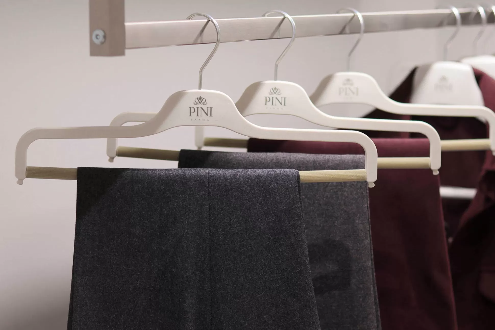 Gancio Elegante per Pantaloni - Organizza il Guardaroba con Stile | Pini Parma - Accessori Moda

，