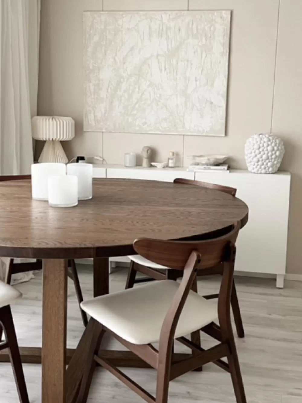 Beliani Lynn - Coppia di Sedie in Massello di Gomma Naturale, Design Scandinavo con Tinta Scuro e Finitura Bianca, Set da 2 per Sala da Pranzo