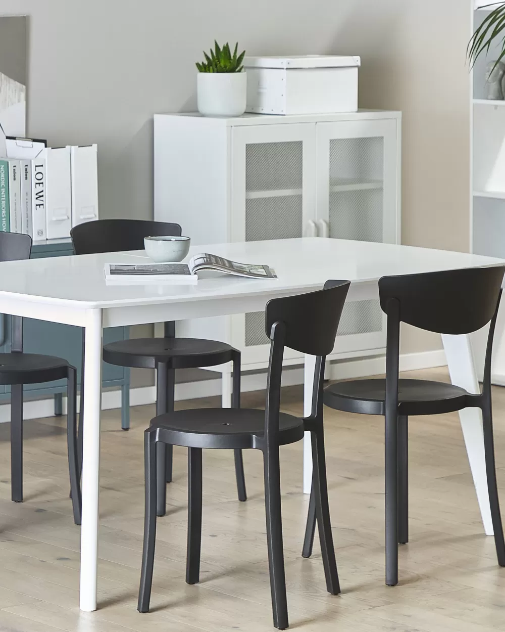 Set di 4 Sedie Moderne Beliani in Plastica Nera - Design Confortevole per Soggiorno o Giardino, Modello Vieste