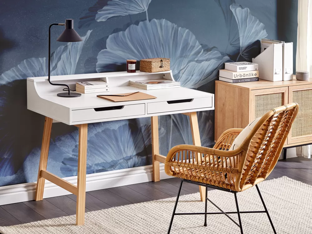 Beliani Scrivania Moderna con 2 Cassetti e Mensola, Bianco Chiaro, Legno Massello 110 cm - Design Barie per Soggiorno/Camera