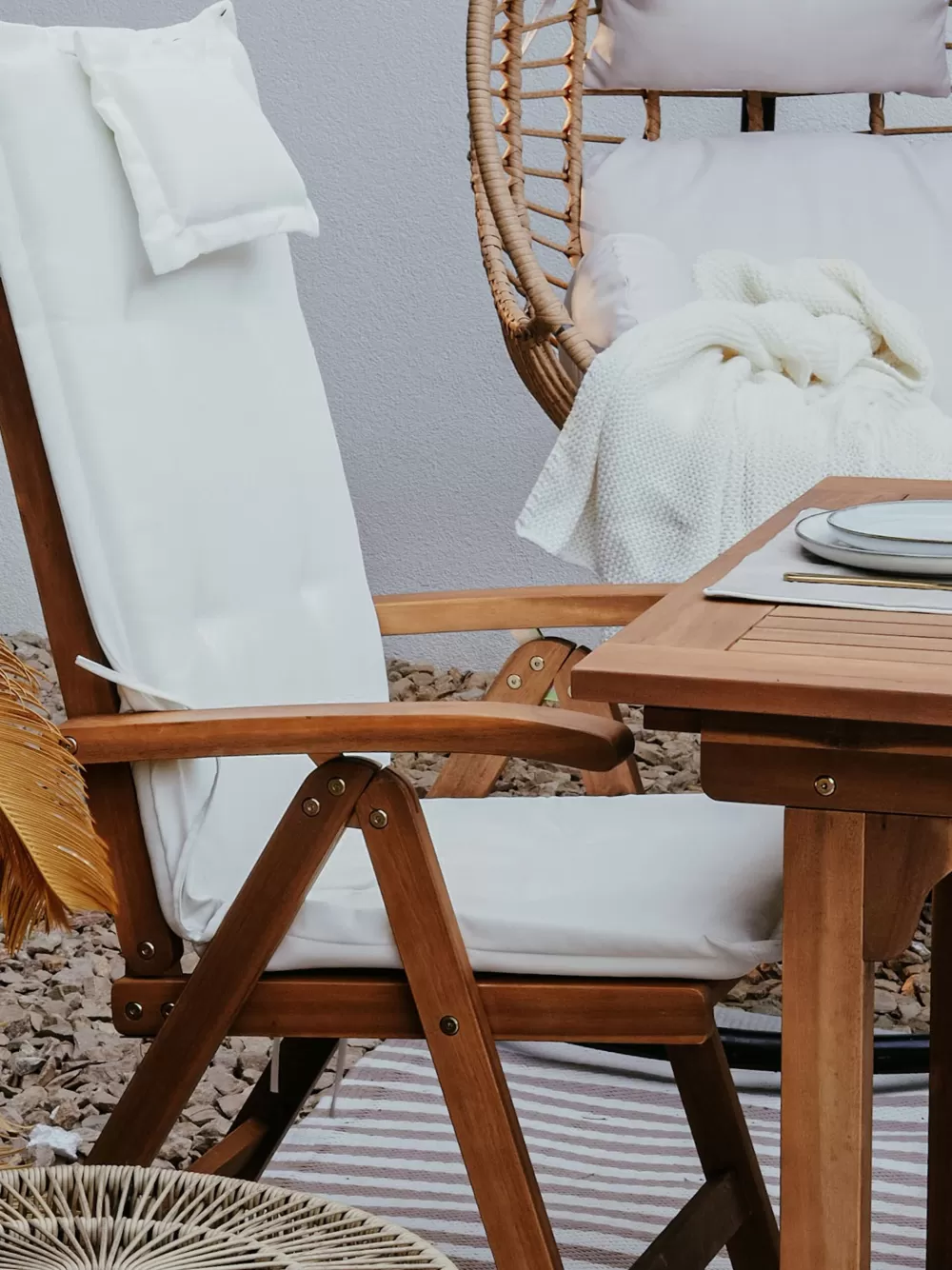 Beliani Outlet: Set da Pranzo Esterno 6 Posti in Legno di Acacia con Cuscini Bianco Naturale - Java, Pratico ed Elegante