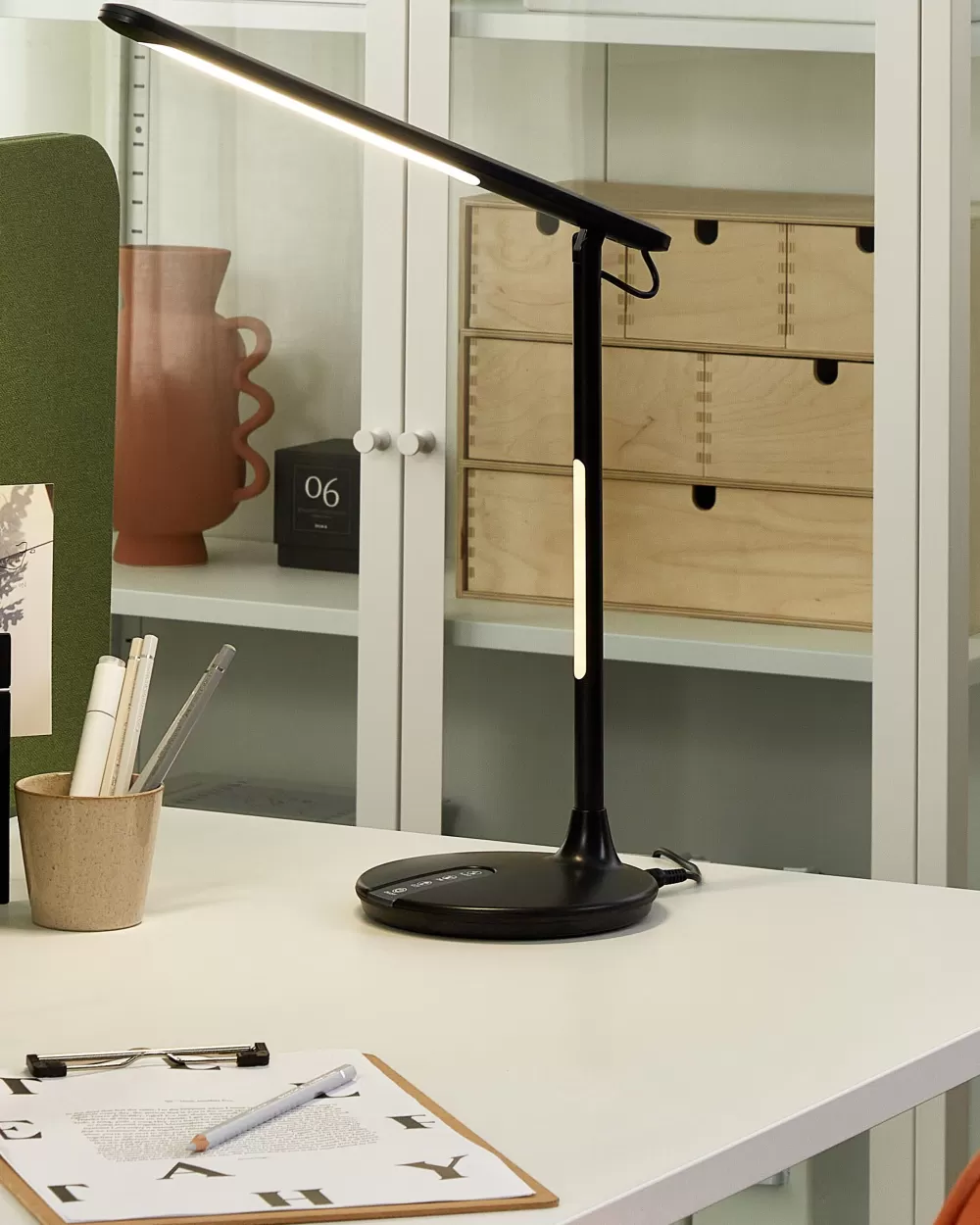 Vetrinetta Moderna Beliani in Acciaio Inossidabile, 2 Ante con 3 Ripiani, Bianco - Design Funzionale per Soggiorno o Cucina