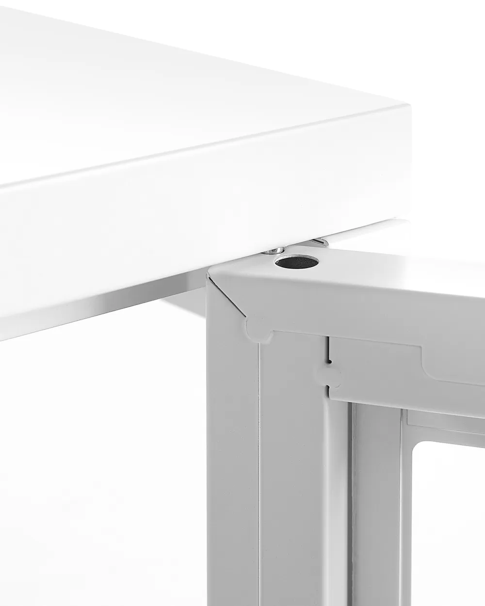 Vetrina Moderna Newport con 3 Ante e 2 Ripiani – Credenza in Acciaio Bianco per Soggiorno o Cucina, Design Elegante Beliani